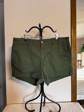 Old Navy Everyday Olive Green Women's Shorts - 10
